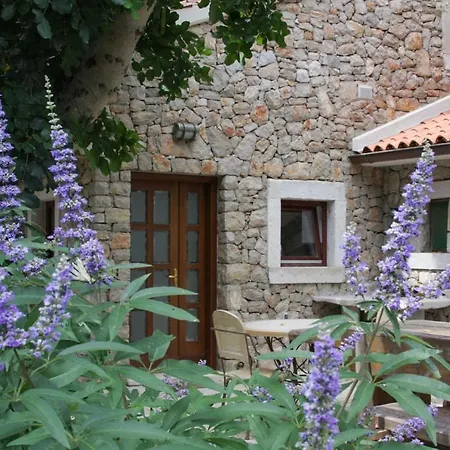 Stone House Retreat * 木洛希尼