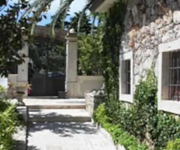 Stone House Retreat * 木洛希尼
